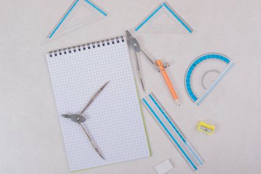 Beyaz arka planda okul malzemeleri koleksiyonu