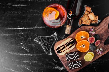 Mevsimlik meyveli çikolatalı kek ve bir bardak şarap. Yüksek kalite fotoğraf