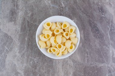 Baharatlı seramik bir kapta makarna pişirdim. Yüksek kalite fotoğraf