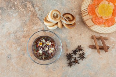 Bitki çayı ve marmelatlı tatlı yuvarlak kurabiyeler.