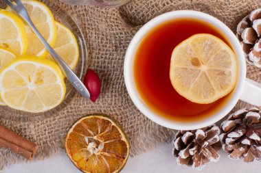 Lezzetli bir fincan limonlu çay ve çuval bezli kozalak / yüksek kaliteli fotoğraf