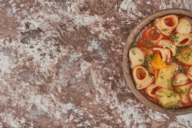 Makarna ve domates soslu lezzetli çorba. en üstteki görünüm.