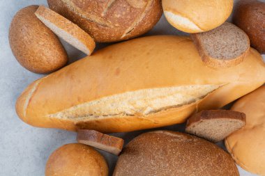 Taş zemin üzerinde çeşitli kokulu ekmek. Yüksek kalite fotoğraf