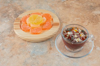 Şekerli marmelat ve sıcak bitkisel çay. Yüksek kalite fotoğraf