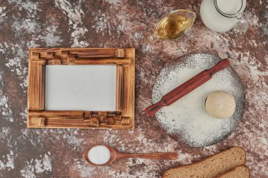 Fiyatlandırmak için çerçeve etrafında ekmek malzemeleri. Yüksek kalite fotoğraf