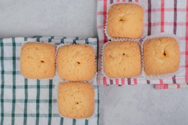 Renkli masa örtüsü üzerinde bir demet yumuşak kurabiye. Yüksek kalite fotoğraf