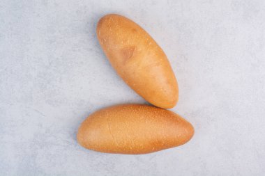 Arka planda iki taze somun ekmek. Yüksek kalite fotoğraf