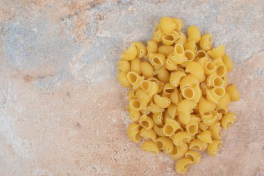 Bir avuç dolusu hazırlıksız mermer kaplama makarna. Yüksek kalite fotoğraf