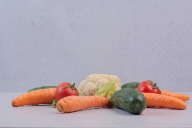 Beyaz arka planda salatalık, havuç, karnabahar ve domates. Yüksek kalite fotoğraf