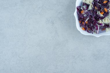 Beyaz tabakta beyaz makarna ve lahana. Yüksek kalite fotoğraf