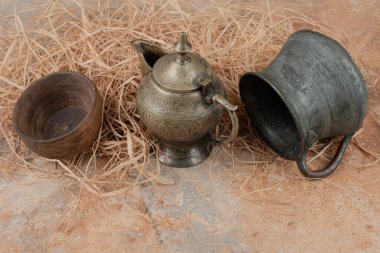 Çuval bezinde boş ahşap tabağı olan iki eski çaydanlık. Yüksek kalite fotoğraf