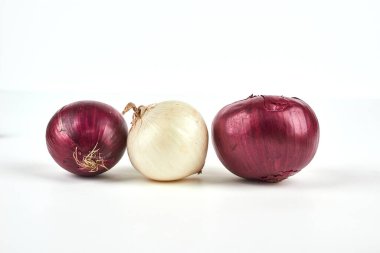 Beyaz arka planda izole edilmiş soğanlar. Yüksek kalite fotoğraf