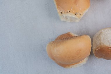 Mermer zemin üzerinde yuvarlak beyaz ekmek. Yüksek kalite fotoğraf