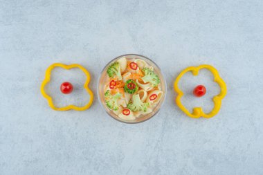 Beyaz arka planda bir tabak makarna ve brokoli. Yüksek kalite fotoğraf