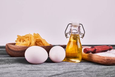 Yağlı ve yumurtalı makarna. Yüksek kalite fotoğraf