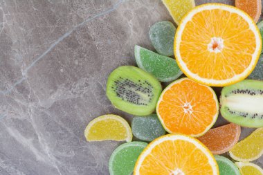 Mermer arka planda tatlı marmelatlı taze meyveler. Yüksek kalite fotoğraf