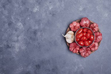 Tahta tabakta salamura domates ve sarımsak. Yüksek kalite fotoğraf