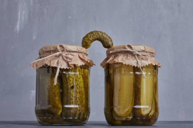 Mavi arka planda cam kavanozlarda salatalık turşusu. Yüksek kalite fotoğraf