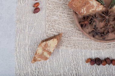 Tahta tabakta üç tatlı turta ile yıldız anason. Yüksek kalite fotoğraf