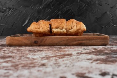 Tahta üzerinde bir kruvasan. Yüksek kalite fotoğraf