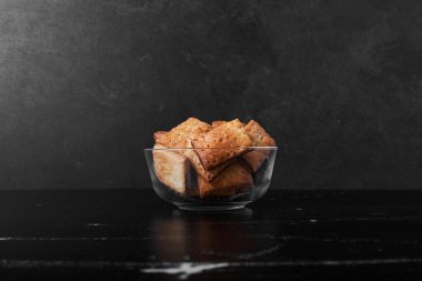 Siyah arka planda ev yapımı lezzetli kurabiyeler.