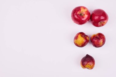 Beyaz arka planda izole edilmiş bir avuç elma ve erik. Yüksek kalite fotoğraf