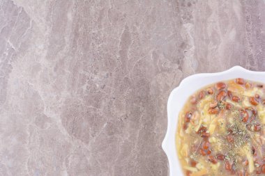 Beyaz bardakta erişteli kahverengi fasulye çorbası. Yüksek kalite fotoğraf