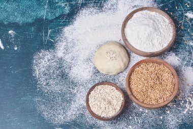 Hamur ve malzemeler mavi arka planda. Yüksek kalite fotoğraf