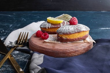 Tahtadaki çikolatalı kekler. Yüksek kalite fotoğraf