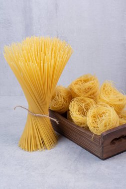 Tahta kaselerde lezzetli çiğ makarna ve vermicelli. 