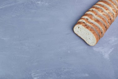 Köşedeki mavi arka planda dilimlenmiş ekmek. Yüksek kalite fotoğraf