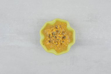 Beyaz arka planda bir kase ev yapımı çorba. Yüksek kalite fotoğraf