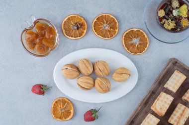 Kurutulmuş portakallı tatlı pasta ve mermer zemin üzerinde bitki çayı. Yüksek kalite fotoğraf