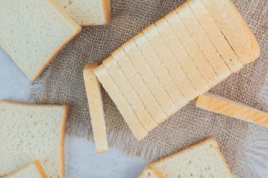 Çuval bezinde buğday ekmeği dilimleri. Yüksek kalite fotoğraf