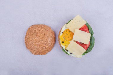 Omletli hamburger, domates, mantar ve beyaz arka planda soğan. Yüksek kalite fotoğraf