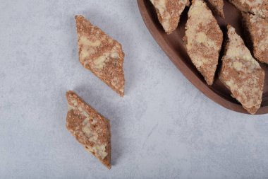 Tahta tabakta tatlı dilimler