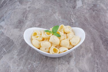 Baharatlı makarna ve beyaz tabakta yeşil nane yaprakları. Yüksek kalite fotoğraf