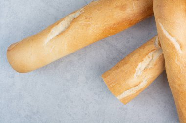 Mermer arka planda üç baget ekmeği. Yüksek kalite fotoğraf