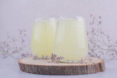 Bitki ve baharatlı iki bardak limonata. Yüksek kalite fotoğraf