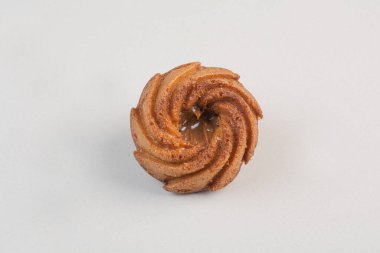 Beyaz arka planda reçelli lezzetli pasta. Yüksek kalite fotoğraf