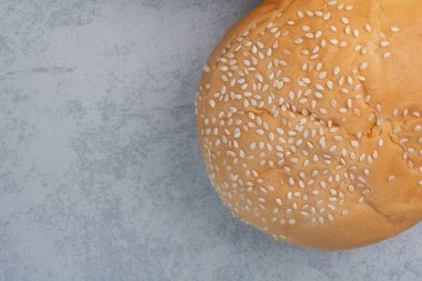 Mavi yüzeyde susam tohumlu taze çörek. Yüksek kalite fotoğraf