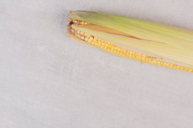 Beyaz arka planda taze mısır. Yüksek kalite fotoğraf