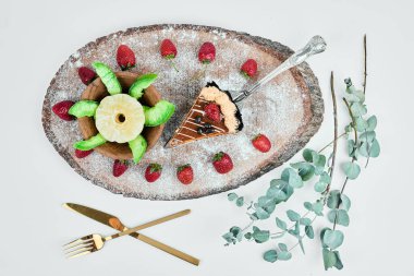 Meyveli bir dilim kakaolu karamel kek. Yüksek kalite fotoğraf