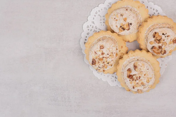 オートミールは白い背景でクッキーを上げる 高品質の写真 — ストック写真