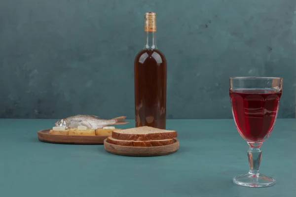 Visharing Sneetjes Brood Rode Wijn Blauwe Tafel Hoge Kwaliteit Foto — Stockfoto