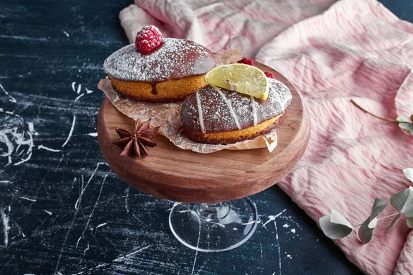 Ahududu ve limonlu çikolatalı kek. Yüksek kalite fotoğraf