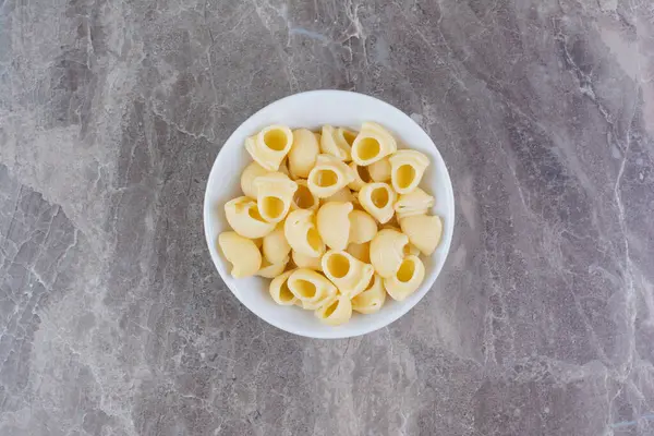 Baharatlı seramik bir kapta makarna pişirdim. Yüksek kalite fotoğraf