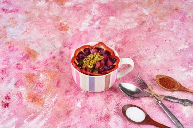 Beyaz fincanda sebze salatası. Yüksek kalite fotoğraf