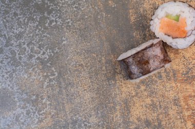 Mermer arka planda iki lezzetli suşi.