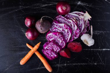 Siyah arka planda sebze bileşimi. Yüksek kalite fotoğraf